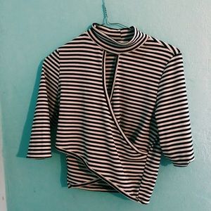 Turtle neck clevage long sleeve shirt